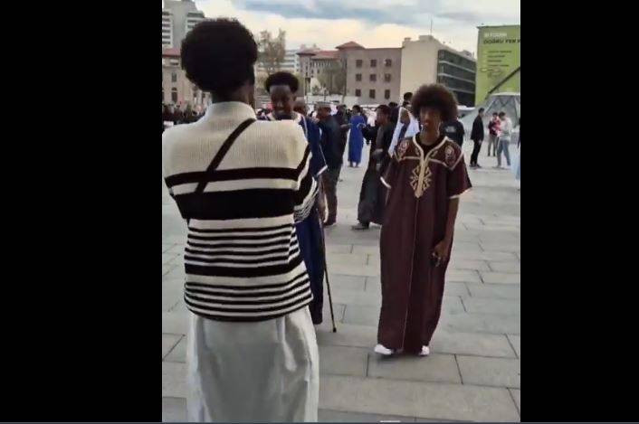 Melike Hatun camisinde bayram namazı sonrası. Yer: Maalesef Türkiye Cumhuriyeti'nin başkenti Ankara - Resim: 9